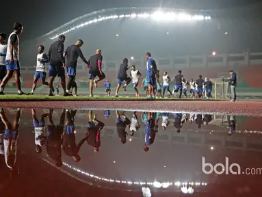 Para pemain Arema FC tengah melakukan pemanasan sebelum berlatih taktik menghadapi Pusamania Borneo FC pada Babak Final Piala Presiden 2017 di Stadion Pakansari, Bogor, Jumat (10/3/2017). (Bola.com/Nicklas Hanoatubun)