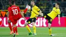 Gelandang Liverpool, Philippe Coutinho berebut bola dengan gelandang Borussia Dortmund, Julian Weigl pada Liga Europa di Stadion Signal Iduna Park, Jerman, Jumat (8/4). Dortmund bermain imbang dengan Liverpool dengan skor 1-1. (Reuters/Kai Pfaffenbach)