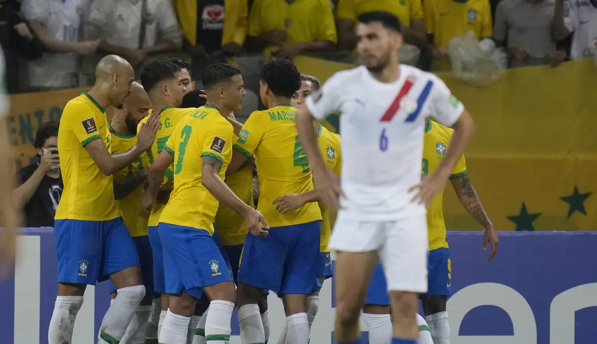 Para pemain Brasil merayakan setelah rekan setimnya Rodrygo mencetak gol ke gawang Paraguay pada laga Kualifikasi Piala Dunia 2022 zona CONMEBOL di stadion Mineirao di Belo Horizonte, Brasil, Rabu (2/2/2022). Brasil menang atas Paraguay 4-0. (AP Photo/Andre Penner)