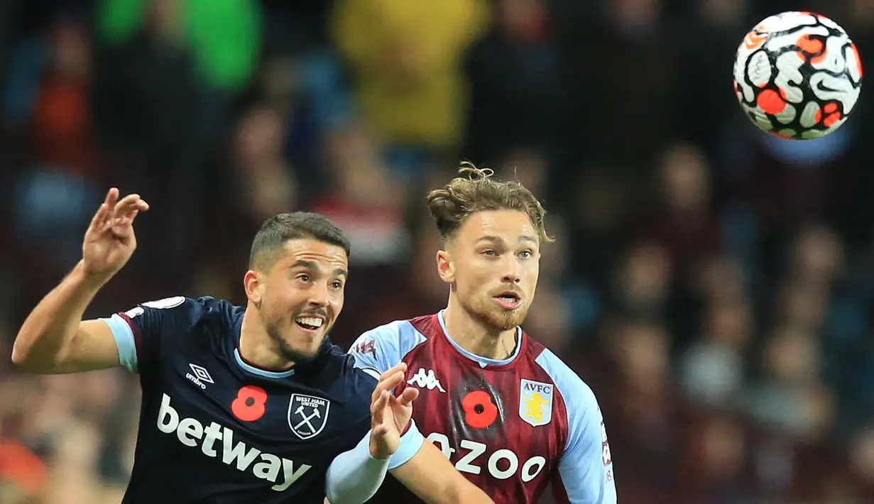 Gelandang West Ham United, Pablo Fornals (kiri) berebut bola dengan bek Aston Villa, Matty Cash pada pekan sepuluh Liga Inggris di Villa Park, Minggu (31/10/2021). West Ham United mengandaskan tuan rumah Aston Villa dengan skor 4-1. (Lindsey Parnaby / AFP)