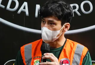 Aktor Revaldo Fifaldi Suria Permana memberikan keterangan saat rilis kasus penyalahgunaan Narkoba di Polda Metro Jaya, Jumat (13/1/2023). Polda Metro Jaya resmi menetapkan Revaldo sebagai tersangka karena sebagai residivis narkoba dan akan menjalani rehabilitasi. (Liputan6.com/Herman Zakharia)