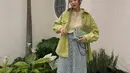 Midi skirt dengan motif floral jadi cara singkat untuk tampil vintage. Penampilan serba hijau yang manis dan klasik ala Clara ini bisa jadi inspirasi. (Instagram.com/lucedaleco).