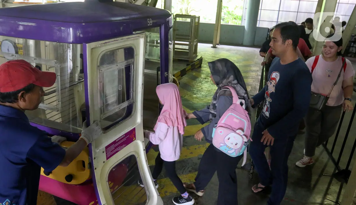 Pengunjung antre untuk menikmati akomodasi wahana kereta gantung di Taman Mini Indonesia Indah (TMII), Jakarta, Senin (12/5/2025). (detikai.com/Herman Zakharia)
