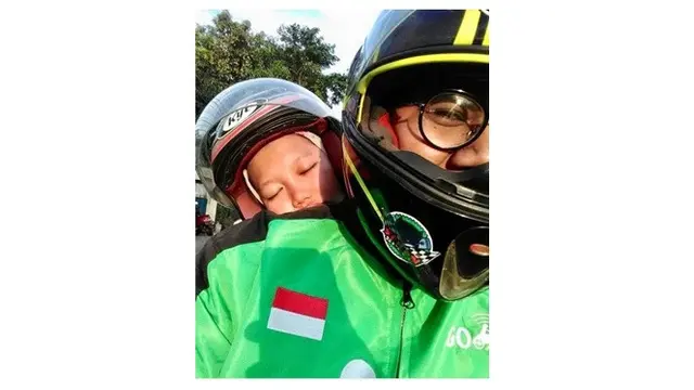 Momen Penumpang Ojek Online Tertidur Saat di Jalan Bikin Nyegir