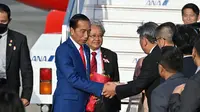 Dubes Heri Akhmadi sambut ketibaan Presiden Jokowi di Hiroshima, Jepang. (Photo Pooling G7 Jepang 2023)