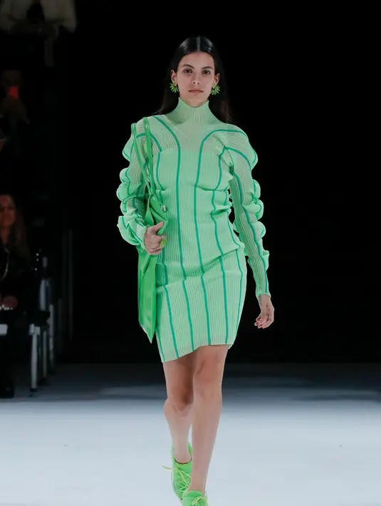 Ada dress dan jaket rajut sampai sepatu olahraga knit yang melengkapi tampilan matching warna hijau. (Foto: Dok. Bottega Veneta)