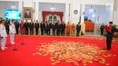 Presiden Joko Widodo (kanan) membacakan sumpah jabatan saat melantik Gubernur dan Wakil Gubernur terpilih Maluku Utara Abdul Gani Kasuba dan Al Yasin di Istana Negara, Jakarta, Jumat (10/5/2019). Mahkamah Konstitusi memutuskan keduanya sebagai pemenang Pilgub Malut 2018. (Liputan6.com/Angga Yuniar)