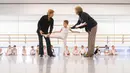 Penari balet cilik dievaluasi oleh tim sekolah balet selama audisi di Sekolah Balet Amerika 5/4). Setiap anak berusia 6 sampai 10 tahun diundang untuk mengikuti audisi di Sekolah Balet Amerika. (AFP/Mark Sagliocco)