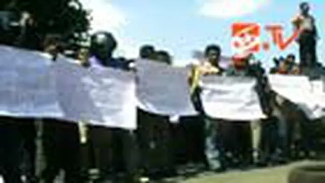 Ratusan Warga Protes Tunjangan Rumah DPRD