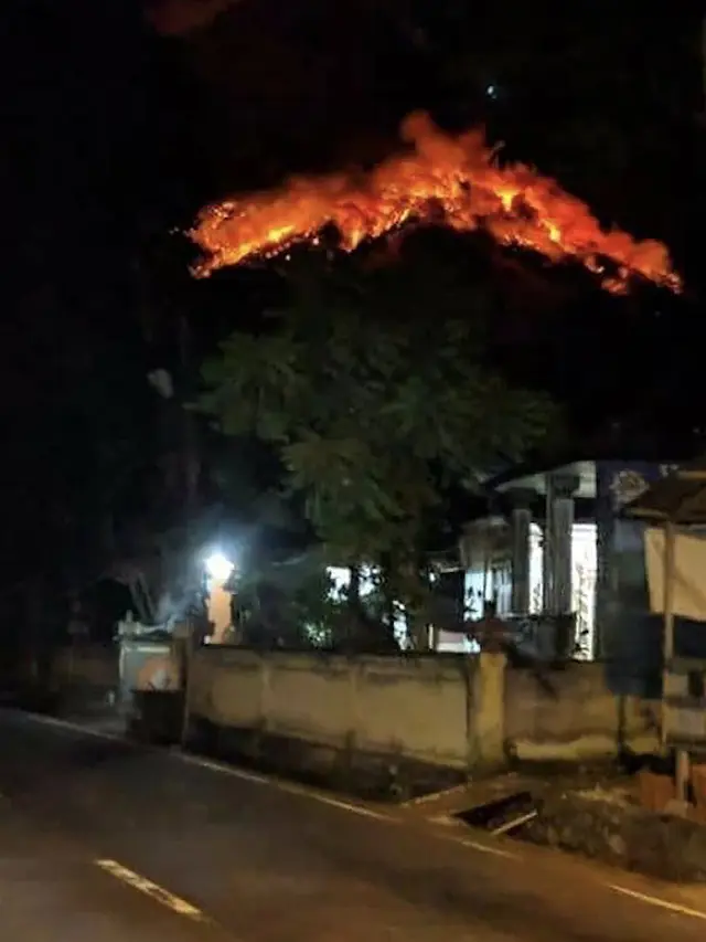 Gunung Agung Semburkan Lava Pijar