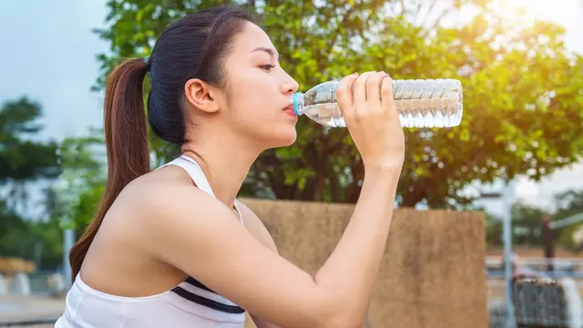 Tidak Cuma Kopi, Kebiasaan Sepele Ini Juga Bisa Jadi Penyebab Gigi Kuning - 3