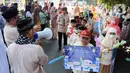 Para guru dan orangtua siswa ikut mengawal para siswa agar tetap aman selama pawai. (Liputan6.com/Herman Zakharia)