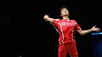 Tunggal putra Indonesia, Anthony Ginting, saat menghadapi Kento Momota dalam laga pertama semifinal Piala Thomas 2022 menghadapi Jepang, Jumat (13/5/2022). (Dok. PBSI)