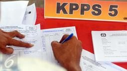 Petugas KPPS mencatat daftar warga yang akan menggunakan hak pilihnya di TPS 01 Gambir, Jakarta, Sabtu (22/4). KPU DKI Jakarta menggelar pemungutan suara ulang (PSU) Pilkada DKI Jakarta di TPS 01, Gambir, Jakarta Pusat. (Liputan6.com/Helmi Fihriansyah)