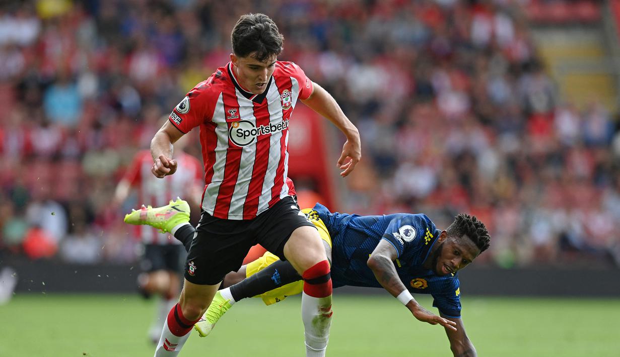 Usai tertinggal, Manchester United kembali meningkatkan serangan di akhir babak pertama. Namun justru Southampton lagi-lagi membuat peluang melalui serangan balik oleh Valentino Livramento. Umpan silangnya masih gagal dimanfaatkan Stuart Armstrong. (Foto: AFP/Glyn Kirk)