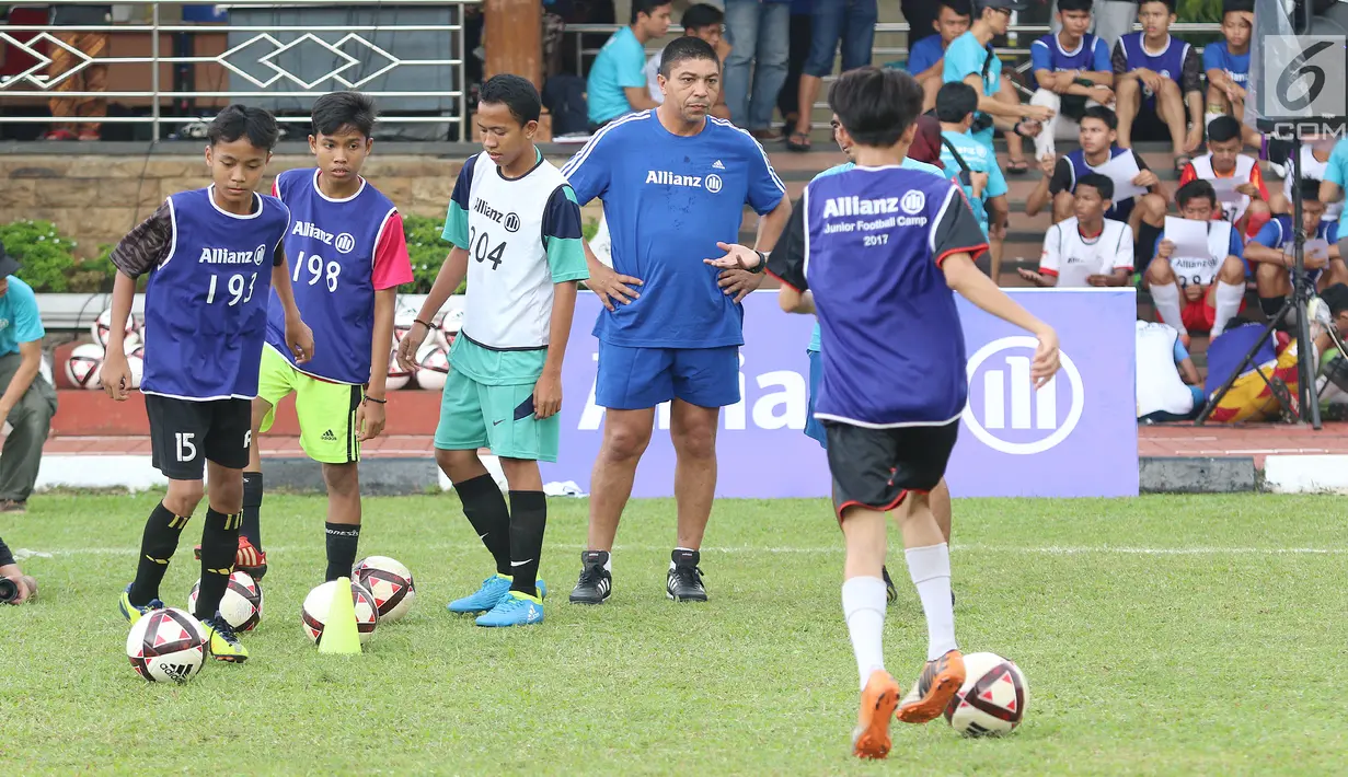 Eks striker Bayern Muenchen, Giovane Elber saat melatih para remaja bermain sepak bola di Lapangan Bhayangkara, Jakarta Selatan, Sabtu (8/7). Seleksi tahap pertama Allianz Junior Football Camp 2017 diikuti 350 remaja. (Liputan6.com/Fery Pradolo)