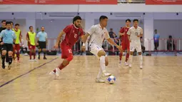 Pemain Timnas Futsal Putra Thailand, Muhammad Osamanmusa dijaga ketat oleh pemain Timnas Futsal Indonesia Evan Soumilena pada laga final SEA Games 2025 cabang futsal di Nontabhuri Stadium, Jumat (19/12/2025). (Dok. Federasi Futsal Indonesia)