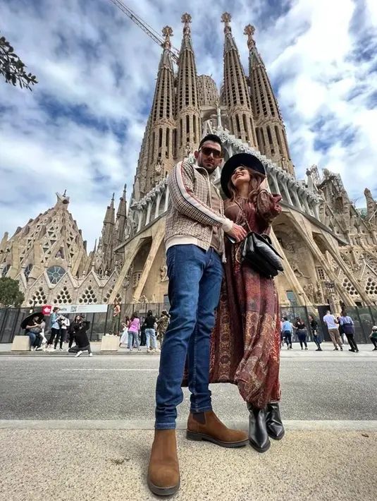 Mereka tampak begitu romantis di berbagai kesempatan, bak sedang honeymoon lagi. Penampilan Tania yang stylish juga terlihat begitu menawan. Ia mengenakan dress panjang yang dipadukan dengan sepatu boot.(Liputan6.com/IG/@tanianadiraa)