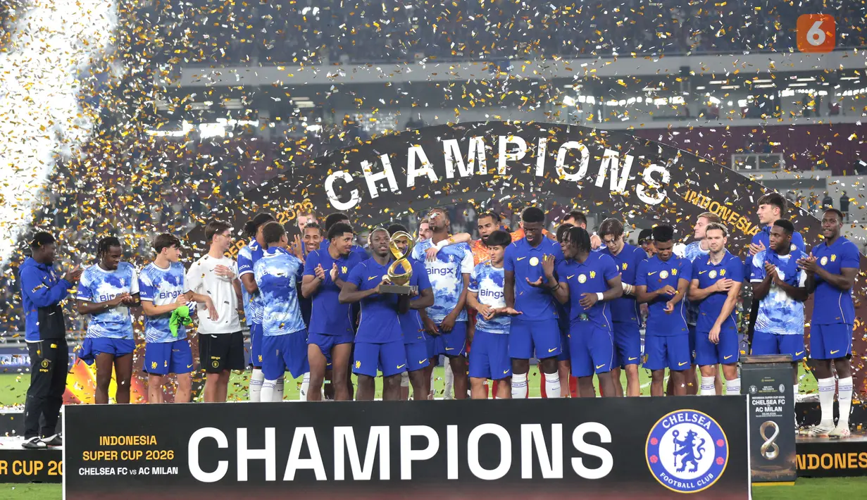 Pemain Chelsea merayakan kemenangan usai mengalahkan AC Milan dengan skor 3-0 dalam laga Indonesia Super Cup 2026 di Stadion Utama Gelora Bung Karno (SUGBK), Jakarta, Sabtu (8/8/2026). João Pedro mencetak dua gol, sedangkan satu gol Chelsea lainnya disumbangkan Moisés Caicedo. Chelsea memastikan gelar juara Indonesia Super Cup 2026 setelah tampil dominan sepanjang pertandingan. (KLY/Budy Santoso)