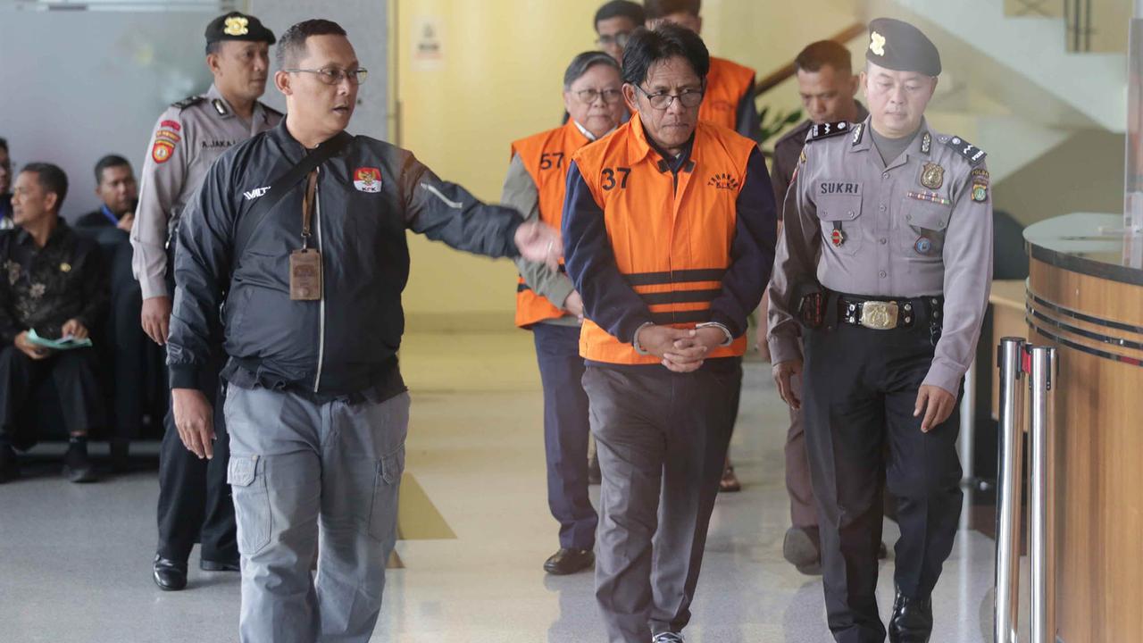 FOTO: OTT KPK Ungkap Suap Izin Kawasan Hutan, Tiga Tersangka Ditahan dan Uang Rp2,4 Miliar Disita