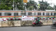 KRL Comutter Line melintas pada perlintasan sebidang yang sudah ditutup di sekitar Stasiun Palmerah, Jakarta, Senin (30/11/2020). Selain penataan tahap kedua Stasiun Palmerah, penutupan pelintasan juga dimaksudkan untuk menghilangkan pelanggaran lalu lintas dan kemacetan (Liputan6.com/Faizal Fanani)