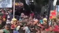 Video warga sebar uang atau udik-udikan dari atap rumah viral video media sosial. (Liputan6.com/ Dok Ist)