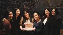 Rambutnya kembali diikat dengan riasan wajah natural. Ia pun menunjukan tampilan awet mudanya. [@naymirdad]