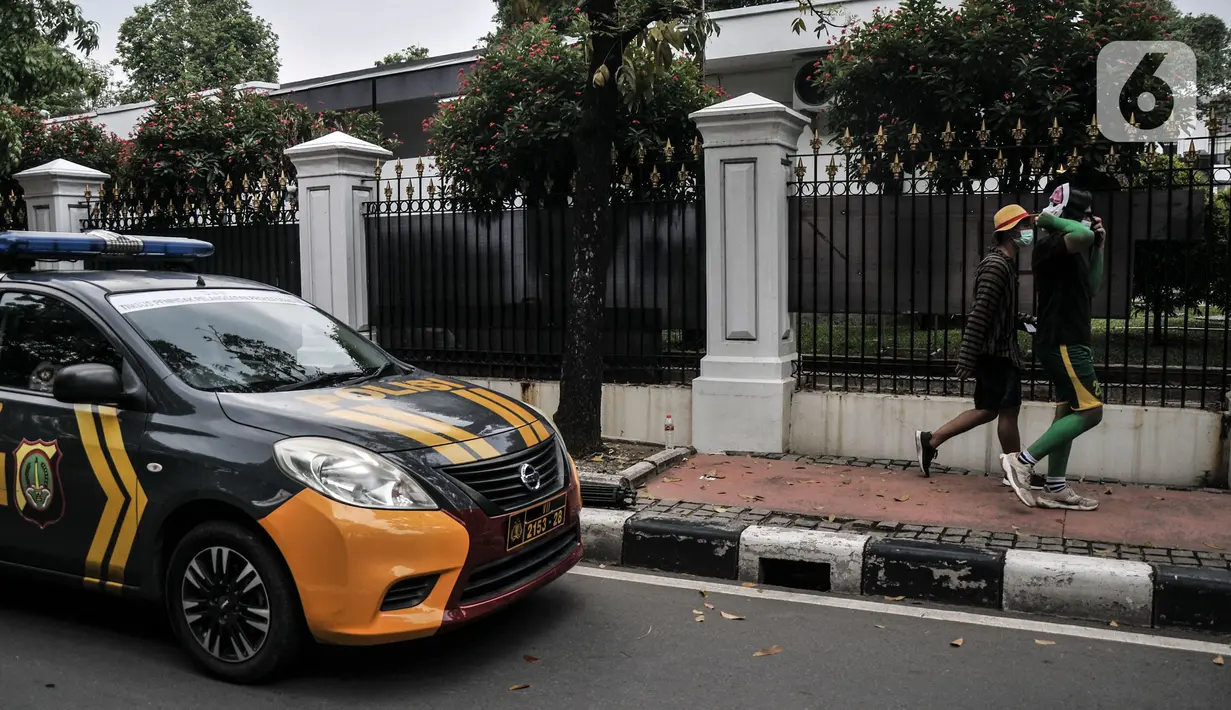 Polisi membubarkan massa Asosiasi Petani Tembakau Indonesia saat unjuk rasa di depan Kantor Sekretariat Negara, Jakarta, Senin (20/9/2021). Rencana kenaikan Cukai Hasil Tembakau (CHT) tersebut dinilai dapat mengancam kehidupan petani tembakau akibat banyak industri kecil akan gulung tikar. (merdeka.