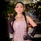 Rachel Vennya tampil stunning dalam balutan lace dress dari Sapto Djojokartiko. Penampilannya makin memesona berkat pulasan makeup soft glam dan pigtail braids. [@rachelvennya]