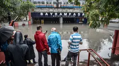 Sejumlah orang mengambil gambar stasiun metro Bayrampasa yang terendam banjir di kota Istanbul, Turki, Selasa (18/7). Banjir cukup parah akibat diguyur hujan lebat selama 12 jam ini merendam sejumlah wilayah di Istanbul. (OZAN KOSE / AFP)