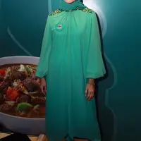 Peraih gelar Magister Hukum dan Magister Kenotariatan di Fakultas Hukum Universitas Indonesia itu melihat suaminya bukanlah sosok pria yang romantis. "Dia nggak suka dengan kata-kata yang gombal," sambungnya. (Deki Prayoga/Bintang.com)