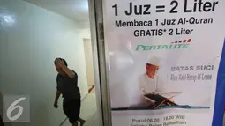 Pertamina membuat program membaca 1 Juz Al Quran mendapatkan gratis 2 liter Pertalite di 5 SPBU di Jakarta, Rabu (8/6). SPBU yang menjalankan program tersebut Kalimalang, Abdul Muis dan Kuningan (Liputan6.com/Immanuel Antonius)