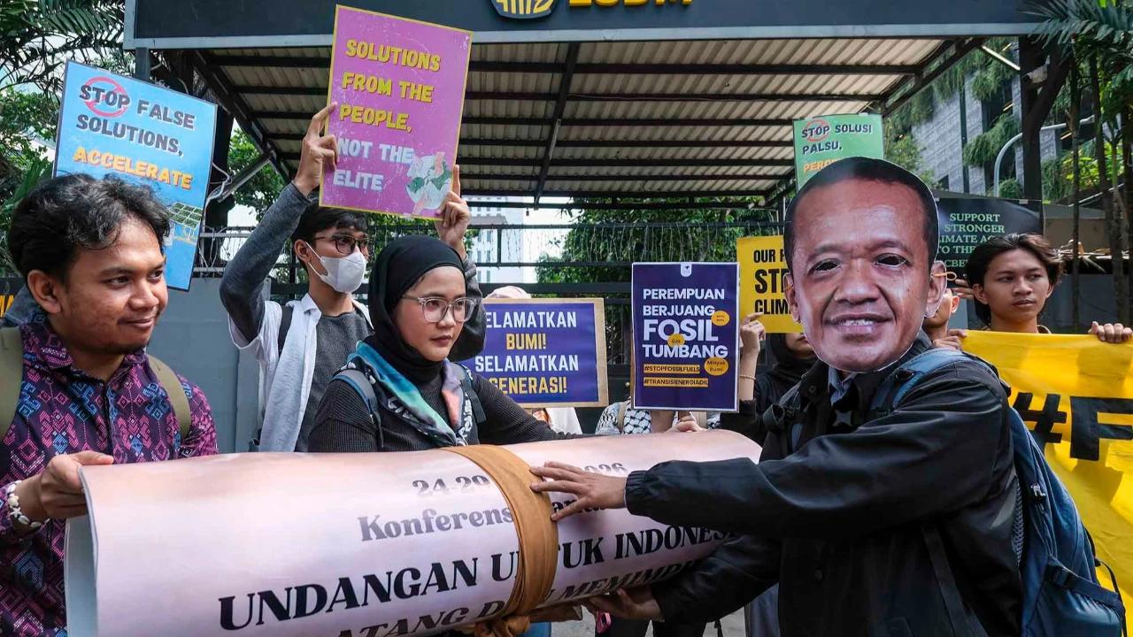 FOTO: Demo Hari Bumi Soroti Transisi Energi Nasional