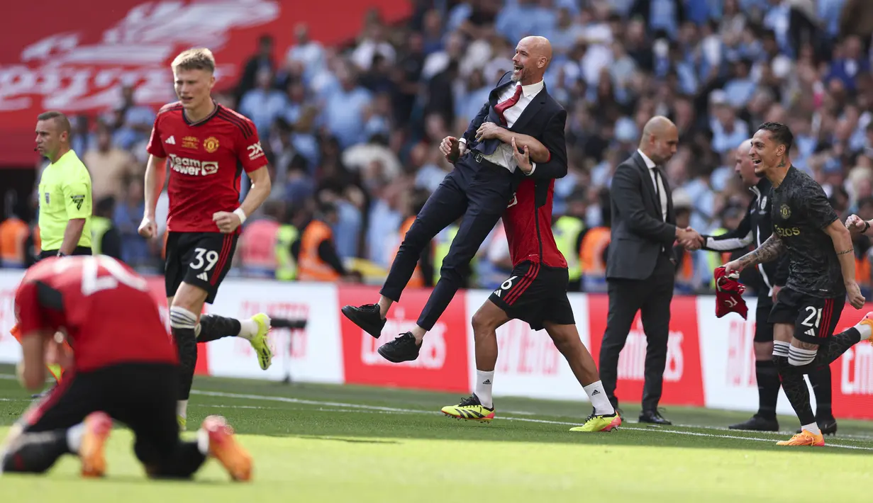 Selebrasi pelatih Manchester United, Erik ten Hag bersama para pemainnya merayakan kemenangan 2-1 atas Manchester City pada laga final Piala FA 2023/2024 di Wembley Stadium, London, Sabtu (25/5/2024). (AP Photo/Ian Walton)