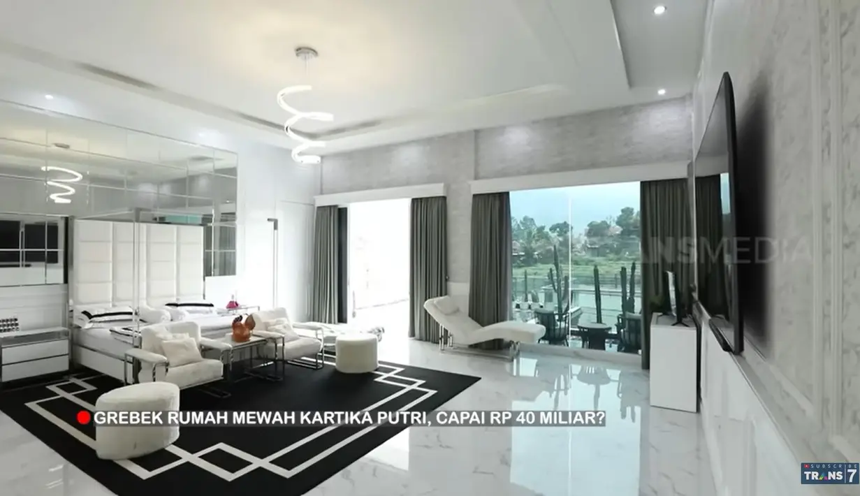 Ruangan Habib Usman juga sangat luas dan memiliki pemandangan yang sangat indah di luar rumah. Tampak ada beberaa sofa hingga kursi untuk santai sambil menikmati pemandangan melalui dinding kaca. [Youtube/TRANS7 OFFICIAL]