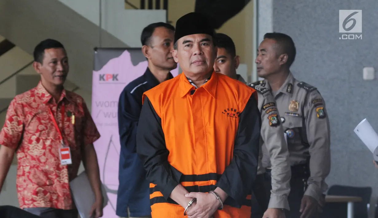 Bupati Jepara Ahmad Marzuqi usai menjalani pemeriksaan oleh penyidik di Gedung KPK, Jakarta, Senin (27/5/2019). Ahmad Marzuqi diperiksa sebagai tersangka terkait dugaan suap dalam putusan praperadilan kasus dugaan korupsi penggunaan dana bantuan parpol di PN Semarang. (merdeka.com/Dwi Narwoko)