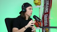Bek asal Amerika Serikat saat menjalani wawancara di program Bola Break di Studio Bola.com, Gondangdia, Jakarta Pusat, Senin (4/5/2026). (Bola.com/Abdul Aziz)