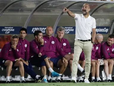 Pelatih Manchester City, Pep Guardiola mengintruksikan pemainnya saat bertanding melawan Real Madrid di International Champions Cup (ICC) di Los Angeles Memorial Coliseum, Kamis (27/7). City menang atas Madrid dengan skor 4-1. (AP Photo/Jae C. Hong)