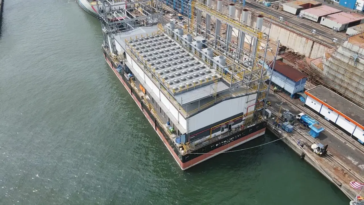 Pembangkit listrik di atas kapal. Foto: PLN