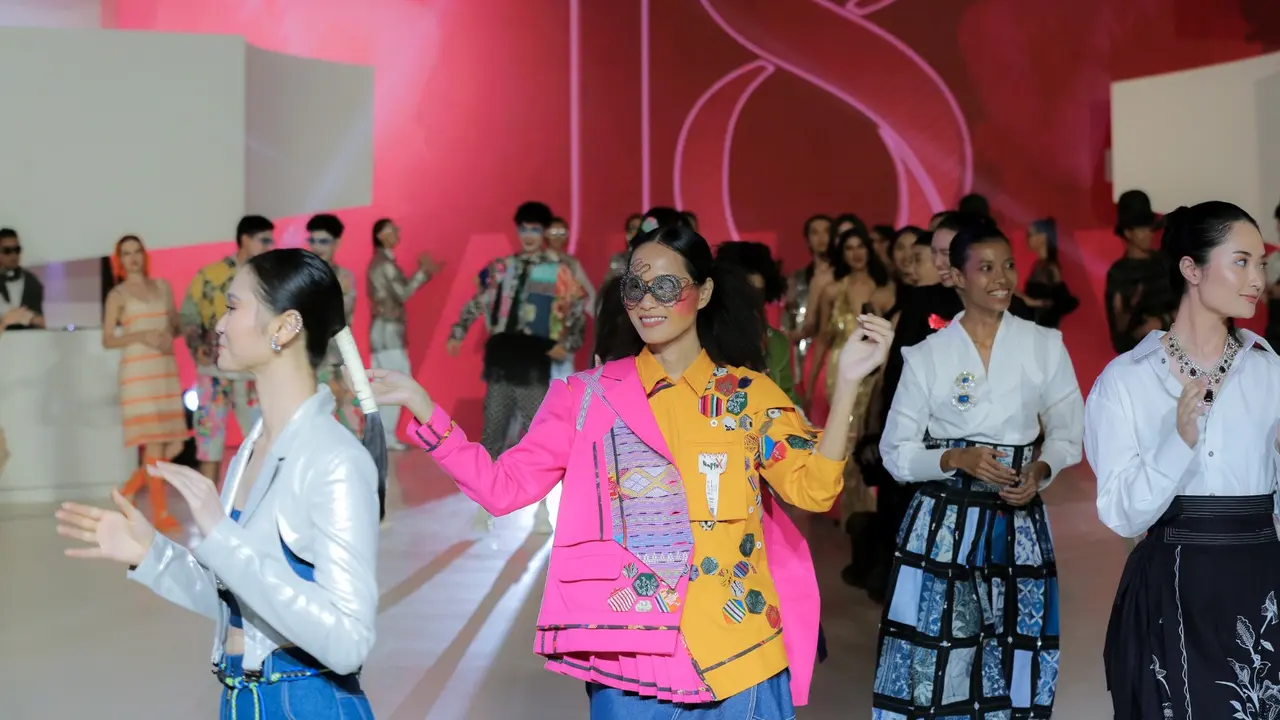 Warna-warni Karya 18 Desainer di Opening Show Senayan City Fashion Nation 18th Edition
