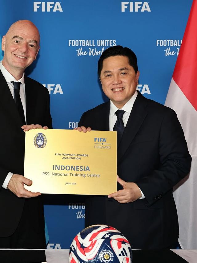 Presiden FIFA, Gianni Infantino, bersama Ketua PSSI, Erick Thohir.