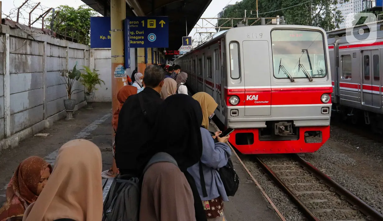 Namun, Rudi As Aturridh memastikan bahwa penutupan Stasiun Karet untuk naik turun penumpang tidak dilakukan dalam waktu dekat. (Liputan6.com/Herman Zakharia)