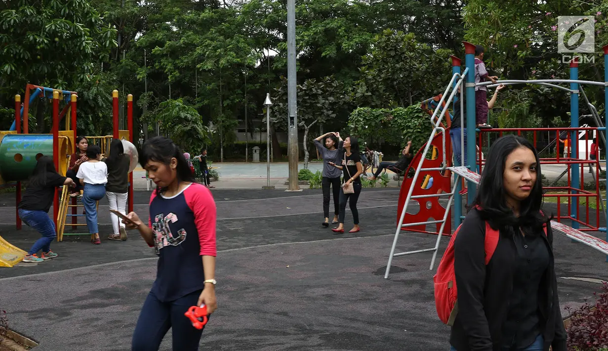 Sejumlah remaja bermain di sekitar Taman Menteng, Jakarta, Kamis (1/6). Meskipun pada 1 Juni merupakan libur nasional memperingati hari lahir Pancasila, namun di Taman Menteng lebih sepi dibanding hari libur lainnya. (Liputan6.com/Immanuel Antonius)