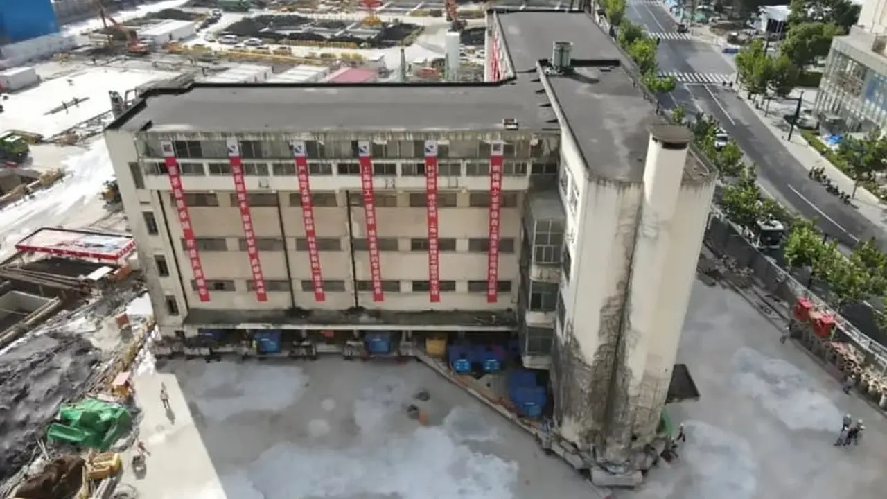 Gedung di Shanghai yang pindah ke lokasi baru dengan berjalan menggunakan 198 kaki robot (credit: Shanghai Evolution Shift Project)
