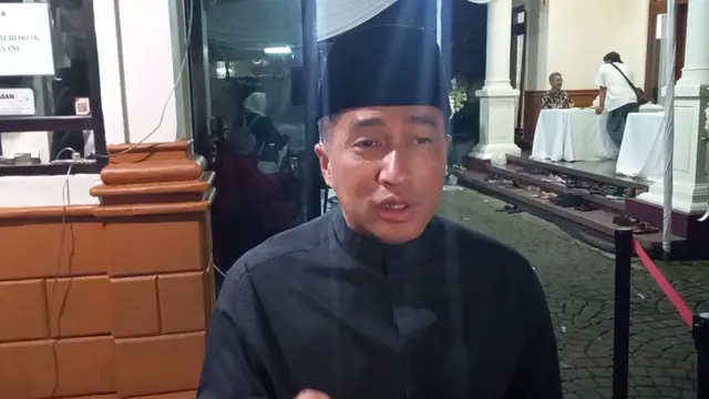 Irfan Hakim di rumah duka, Kawasan Pancoran, Jakarta Selatan, Kamis (10/4/2025) malam.