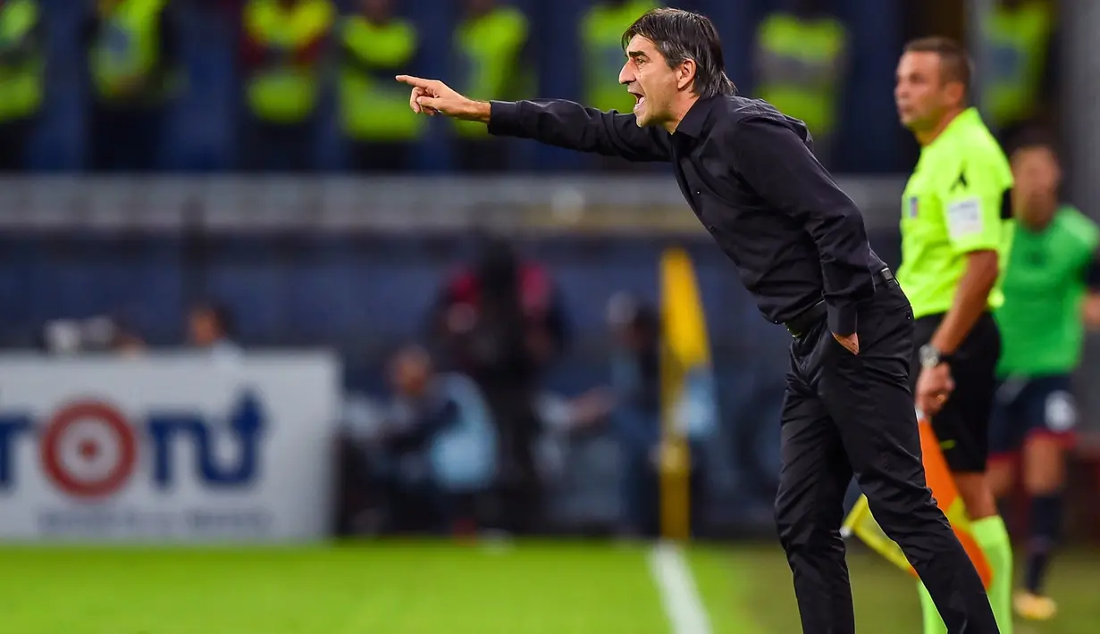 Pelatih Genoa, Ivan Juric memberikan instruksi kepada anak asuhnya saat melawan Lazio  pada lanjutan Serie A Italia di Luigi Ferraris Stadium, Genoa, (17/9/2017).  Lazio menang 3-2. (Simone Arveda/ANSA via AP)