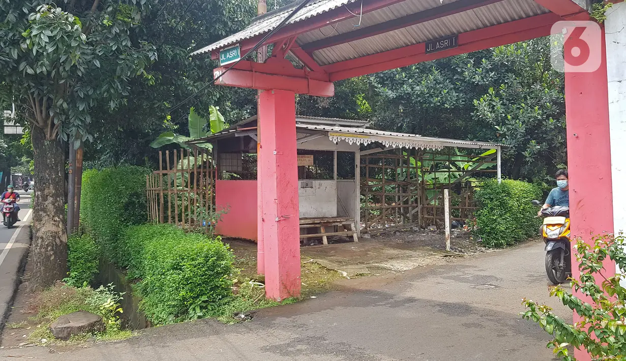 Warga melintas di lahan di RT 05/RW 05 Kelurahan Pondok Ranggon yang dikabarkan jadi lokasi pembangunan DP Rp 0, Jakarta Timur, Rabu (10/3/2021). KPK sedangmenyelidiki Program Rumah DP 0 Rupiah di Munjul, Kelurahan Pondok Ranggon, Kecamatan Cipayung, Jakarta Timur. (Liputan6.com/Herman Zakharia)