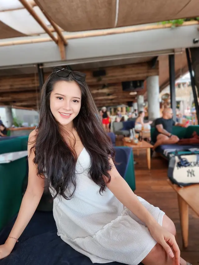 6 Gaya Santai Bella Bonita saat Babymoon dengan Denny Caknan di Bali