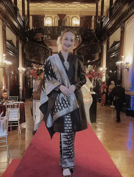 Kali ini, kebaya melayu dengan nuansa hitam yang bold juga hadirkan kesan megah pada tampilan. Potongan A-Line dan lengan sedikit bervolume membuat tampilan semakin menawan. [Foto: Instagram/ Enzy Storia]