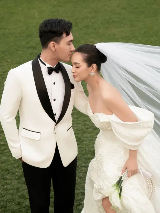 Hari pernikahan Dea Annisa dan Achmad Zacky semakin dekat. Sebelum resmi jadi istri, Dea Annisa sudah pancarkan anggun khas pengantin di foto prewed terbaru [@deaaannisa]
